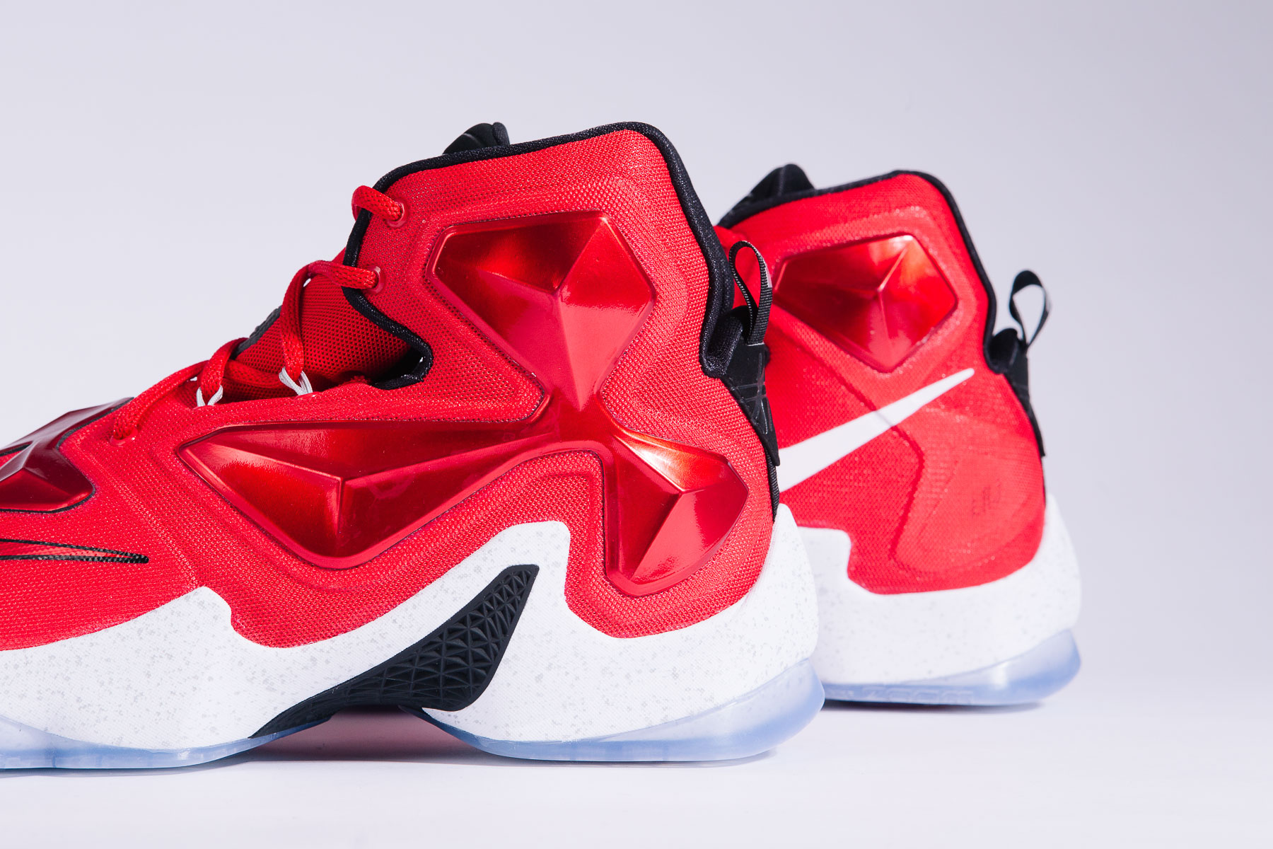 nike lebron 13 / 动态贴合鞋面与 zoom air 气垫展现强悍性能 图集